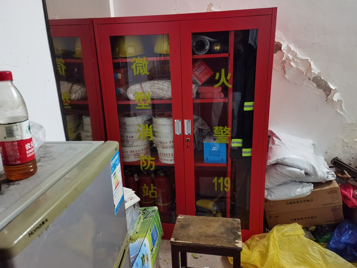 △杨浦一个老小区内设于物业办公室内的微型消防站。