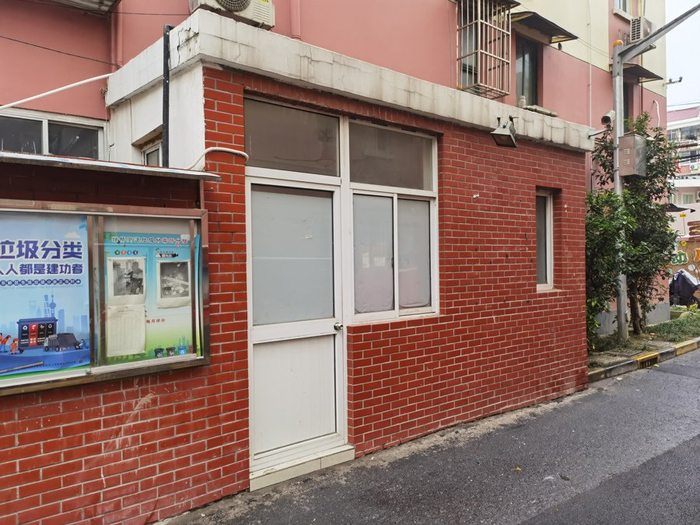 △浦东新区南泉路1300弄塘桥小区里，30号楼一侧的这间平房原本是微型消防站，红色墙面上依稀可辨的胶痕是原本挂牌子处。