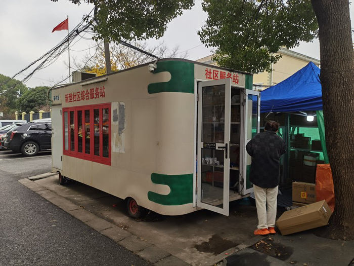 △高泾小区内的“新型社区综合服务站”。