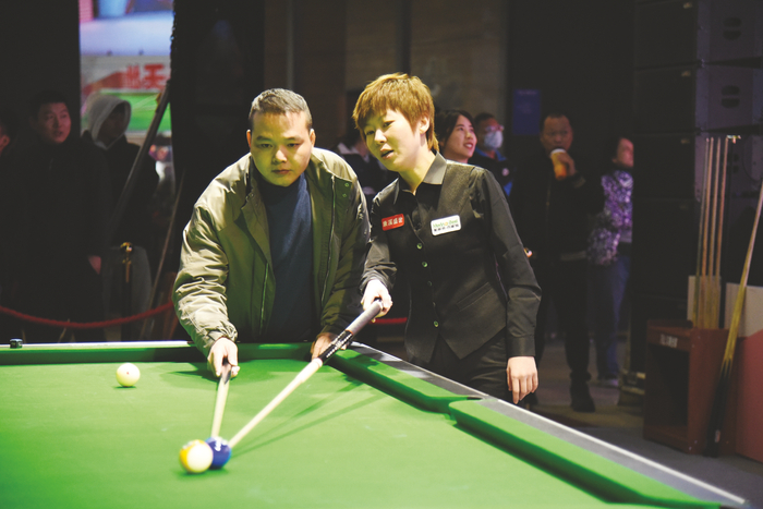     白鸽指导南宁球友击球    本报记者林显威 摄