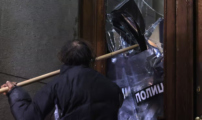 ▲警方在市政厅内严阵以待