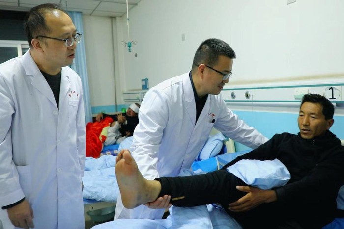 "全程接力,让伤员得到最佳治疗"——地震伤员救治侧记|人民医院|接力