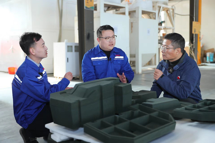 绿岛智能制造服务中心总经理祖烨（左二）向记者介绍产品