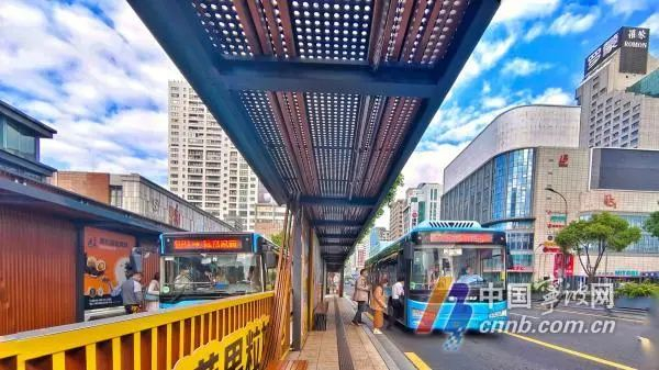 公交东门口站。