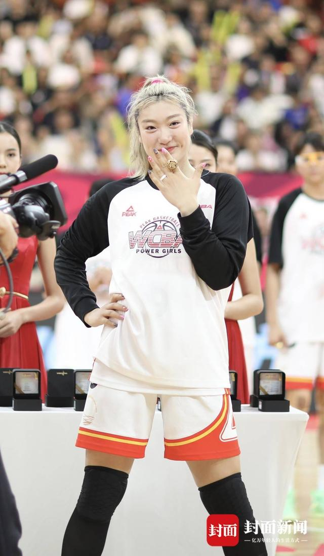 本赛季揭幕战，李梦展示WCBA总冠军戒指  封面新闻记者 陈羽啸 摄