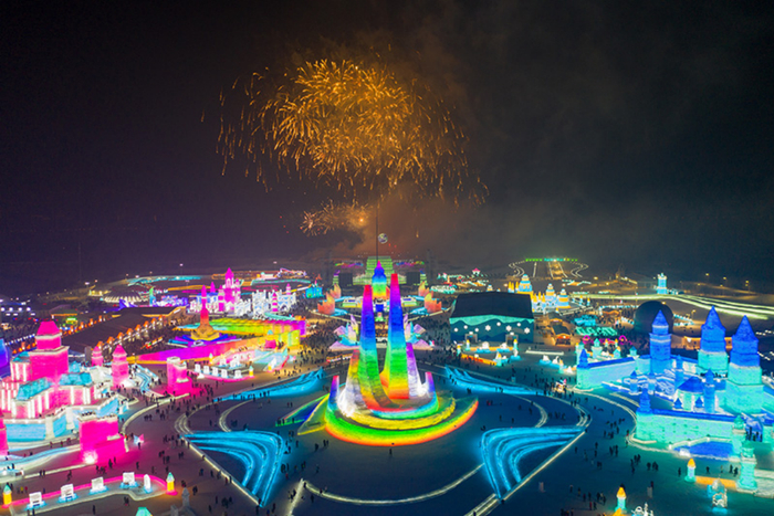 纪录片中拍摄的是2019年的冰建工地，当年的主景观为40米高的流线型双塔。图源：黑龙江省政府网