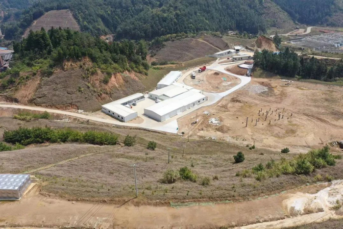 银锭钾A标段废弃矿山治理区引进丹麦种猪厂房建设现状