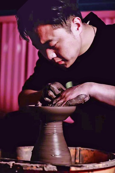 郭雪松正在拉坯。