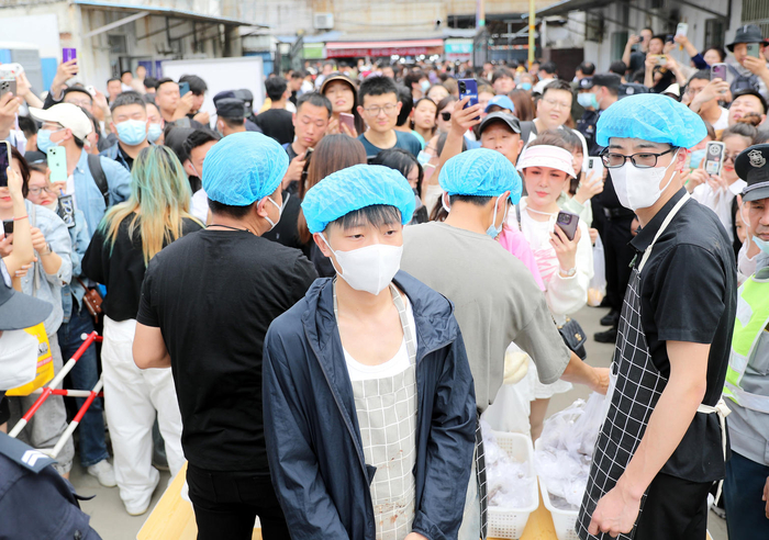  ▲今年“五一”期间大批游客到店围观。图据视觉中国