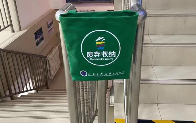 在教学楼的每个楼梯拐角处，尹大勇设计并放置了两个布袋，一个回收废弃物，一个回收失物。受访者供图