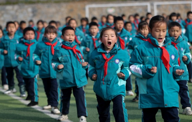 在贵州省贵阳市开阳县第八小学，学生在阳光大课间参加武术健身操活动。通讯员 袁福洪 摄