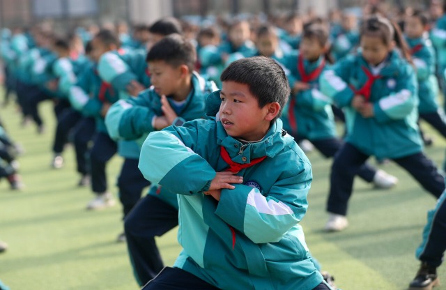 在贵州省贵阳市开阳县第八小学，学生在阳光大课间参加武术健身操活动。通讯员 袁福洪 摄