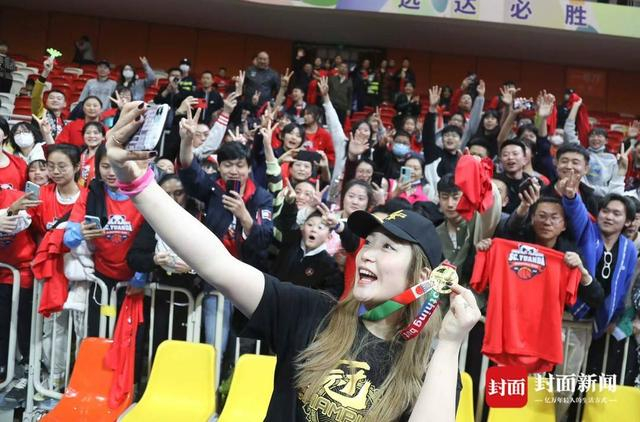 四川女篮首夺WCBA冠军后，李梦与球迷合影 封面新闻记者 陈羽啸 摄