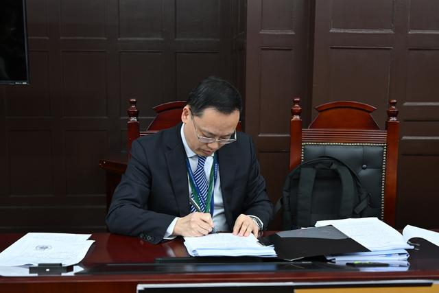 原告代理人在调解协议草案上签字 上海金融法院供图