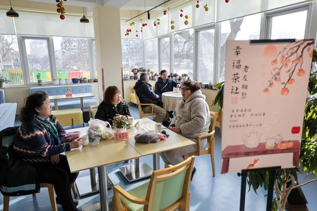惠老大集活动中，“幸福茶社”推出“惠老价”，让市民在此休憩、饮茶。  新京报记者 王子诚 摄