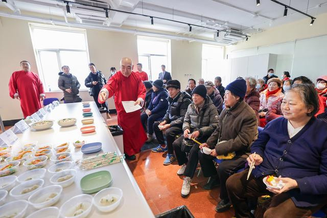 活动现场“厨艺PK”环节，工作人员给老人们讲解评选规则。  新京报记者 王子诚 摄