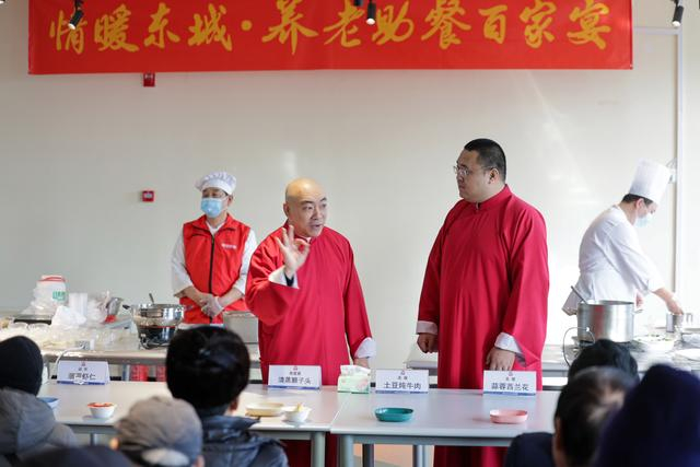 “惠老大集”日现场，两名东城社工以“接地气”的相声表演形式，带领大家聊美食文化。  新京报记者 王子诚 摄