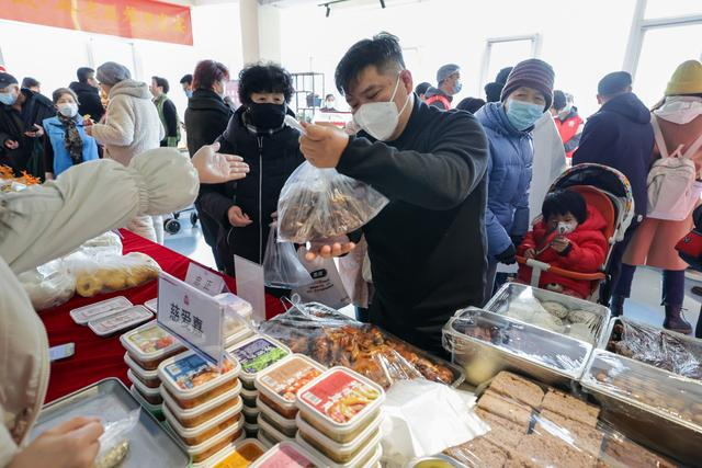 12月26日，东城区“1+N”主题“惠老大集”日现场，市民在选购菜品。  新京报记者 王子诚 摄