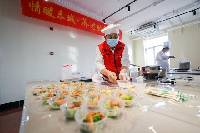 活动“厨艺PK”环节，厨师在现场烹饪菜品。  新京报记者 王子诚 摄