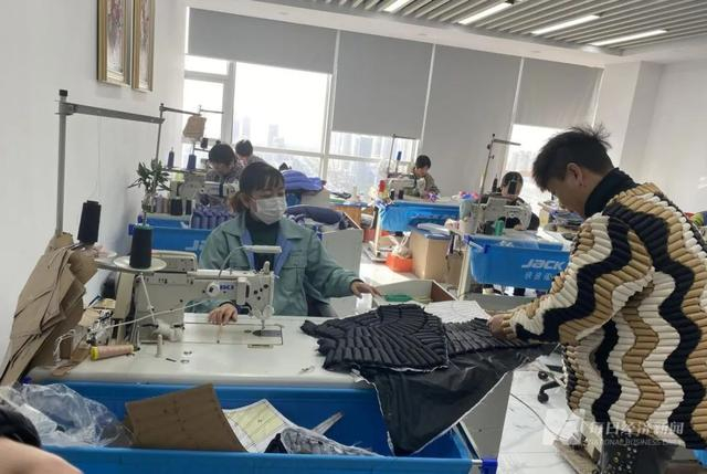 均价上万的羽绒服“天花板”，制作工艺复杂 图片来源：每经记者 舒冬妮 摄