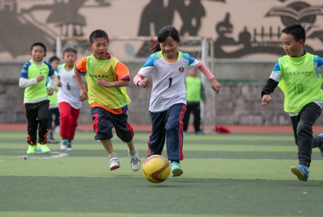 在贵州省贵阳市开阳县第一小学足球场内，学生在阳光大课间参加足球对抗比赛。通讯员 袁福洪 摄