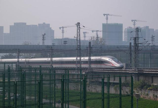 动车在成宜高铁上行驶 杨涛 摄