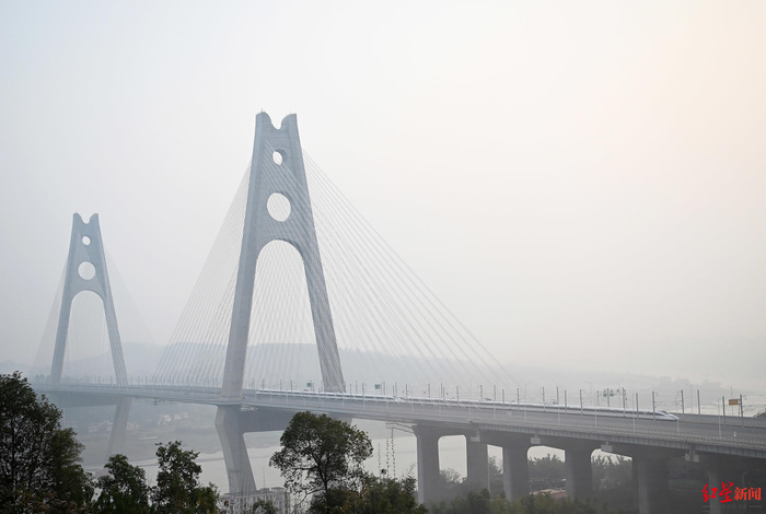 ▲高铁列车驶过宜宾临港长江大桥