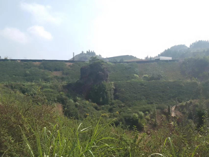 银锭岬B标段开采铁矿凹陷区打造成“将军石”特色矿山遗迹前后对比照片