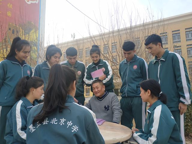 尹大勇与新疆受援学校的学生们交流。受访者供图