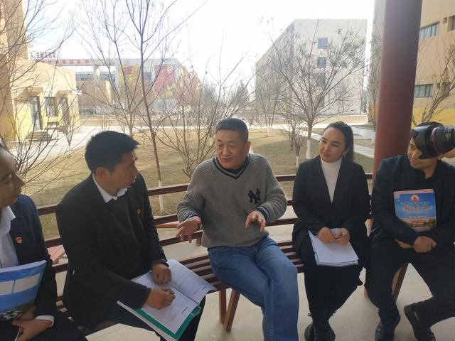 尹大勇在新疆为受援学校老师们传授经验。受访者供图