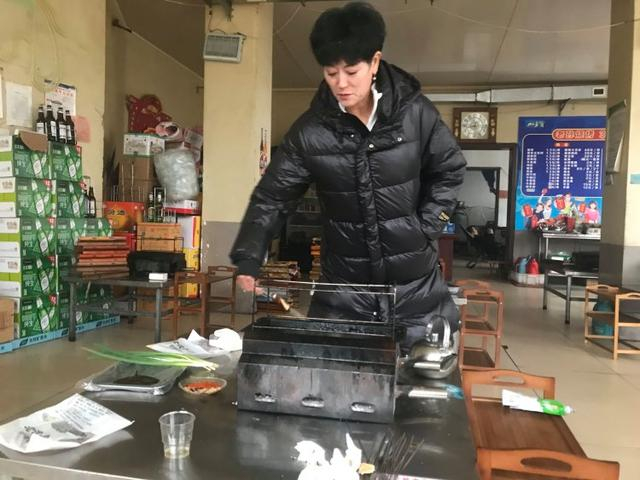 顾客用餐后，孙艳云收拾餐桌。上游新闻记者 聂辉 摄   