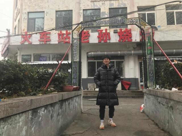 12月13日，孙艳云站在自己的烧烤店门前。上游新闻记者 聂辉 摄