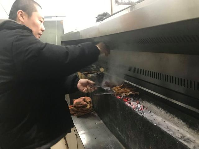 火车站老孙烧烤张南路店的烧烤师傅在烤串。上游新闻记者 聂辉 摄