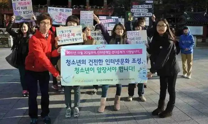 韩国民众多年来持续抗议“灰姑娘”法