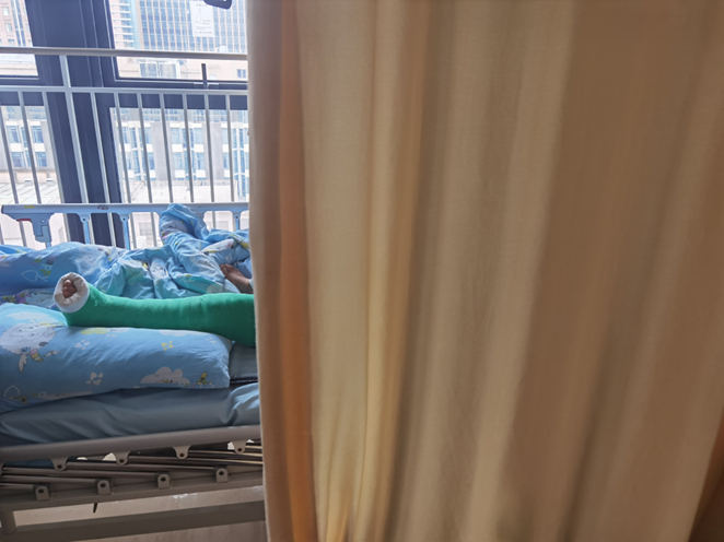 图说：乐乐左腿植入了两颗髓内钉，目前只能躺在床上。陈丽娜 摄