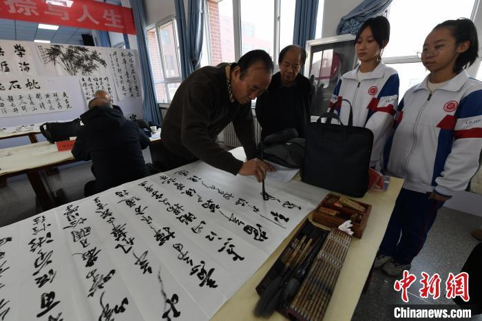 图为书法家在兰州交通大学附属中学现场书法交流。戴文昌 摄