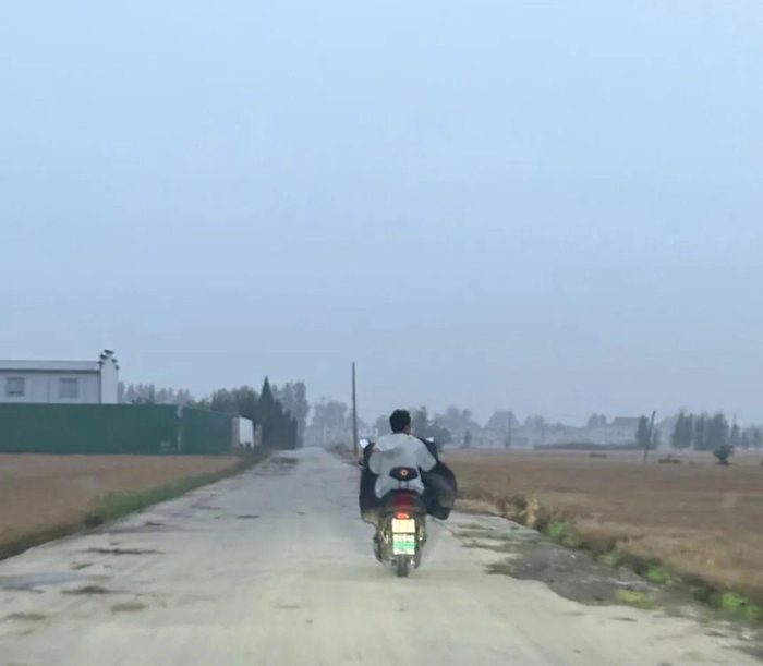 图：杨赞在收秸秆的路上