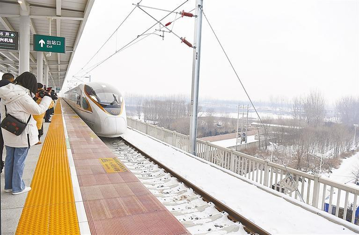     津兴城际铁路开通首日，列车驶入永清东站。    本报通讯员 庞趁友 本报记者 王静 摄