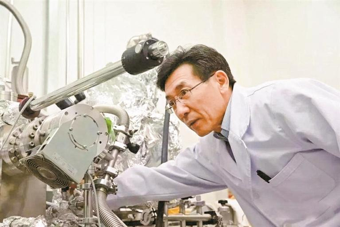 薛其坤在实验室。（南科大供图）