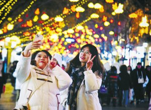 中央大街成热门打卡地。本报记者孙岩摄