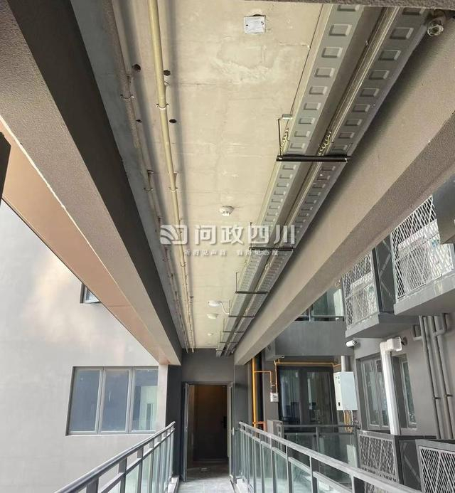 据投诉，雪松雅居乐in天府项目风雨连廊未安装吊顶，图源“问政四川”平台