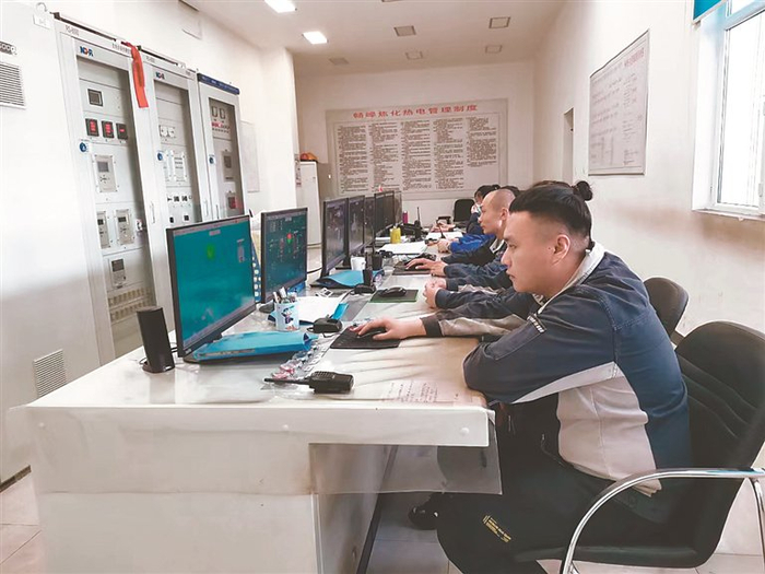     黑龙江畅峰焦化有限公司电厂车间主控室。