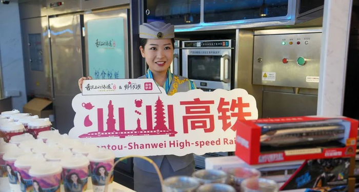 ▲12月14日，G8428次汕汕高铁试运行列车发车。