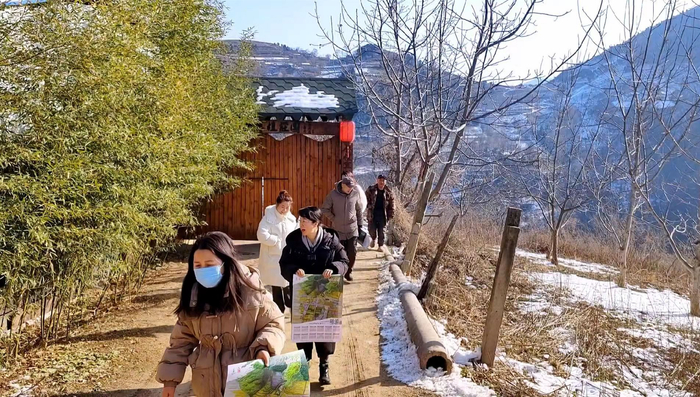 为百塔寺村群众送手绘旅游导览图年画