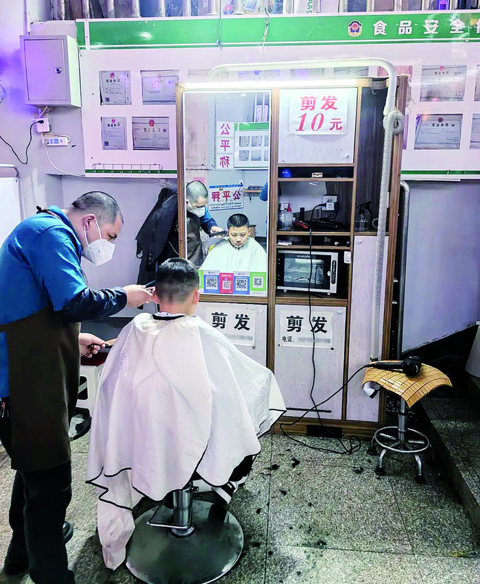     在这儿理发，便宜。