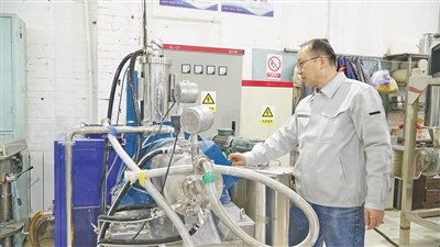 马文查看悬浮液喷涂浆料制备情况。