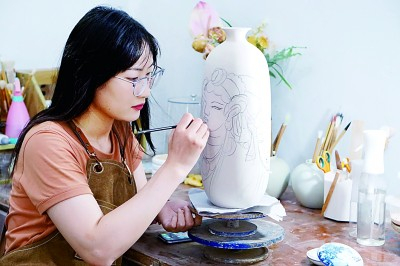 谢莉娟在创作。