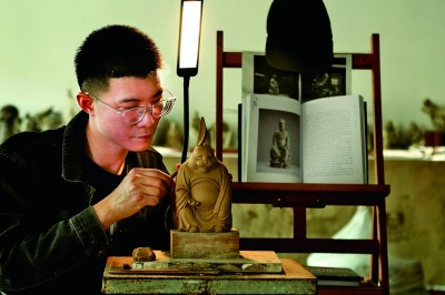 林似钦在雕刻作品。