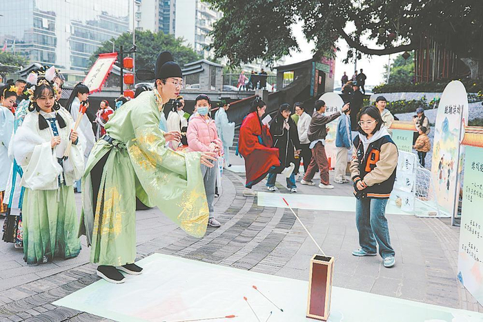 市民身着汉服体验投壶游戏