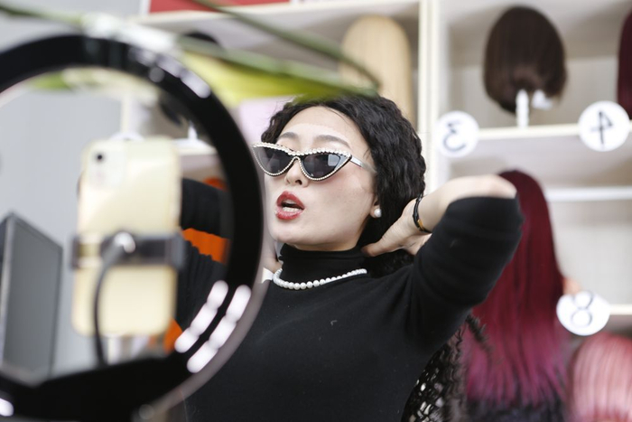 3月16日，河南瑞贝卡发制品股份有限公司的工作人员在电商平台直播介绍产品。新华社记者 戴翘楚 摄